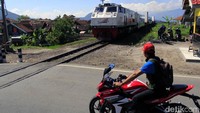 Penjaga pintu perlintasan kereta di Kadungora Garut, Yamin (32) mengatakan, di lokasi ini pada 2016 lalu pernah terjadi kecelakaan.