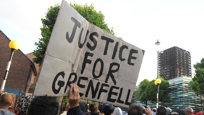 Protes Kebakaran Apartemen London, Demonstran Serbu Balai Kota