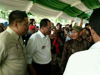 Menhub bertanya ke penumpang yang ada di Pelabuhan Semayang.