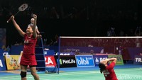 Anggia Shitta Awanda/Ni Ketut Mahadewi Istarani merayakan kemenangan mereka.