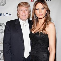 Kali ini ketika Melania Trump  menggunakan gaun hitam, Donald Trump memilih dasi silver berbahan satin silk yang elegan. Foto: Cindy Ord/Getty Images