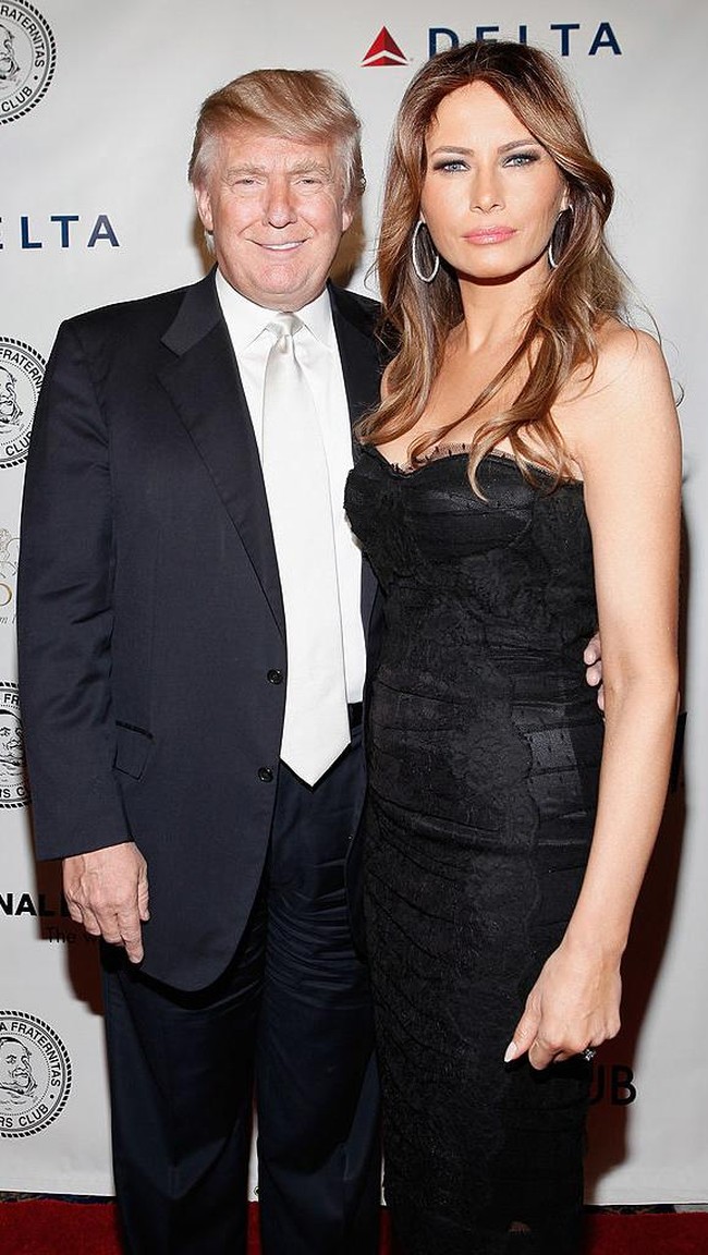 Kali ini ketika Melania Trump  menggunakan gaun hitam, Donald Trump memilih dasi silver berbahan satin silk yang elegan. Foto: Cindy Ord/Getty Images