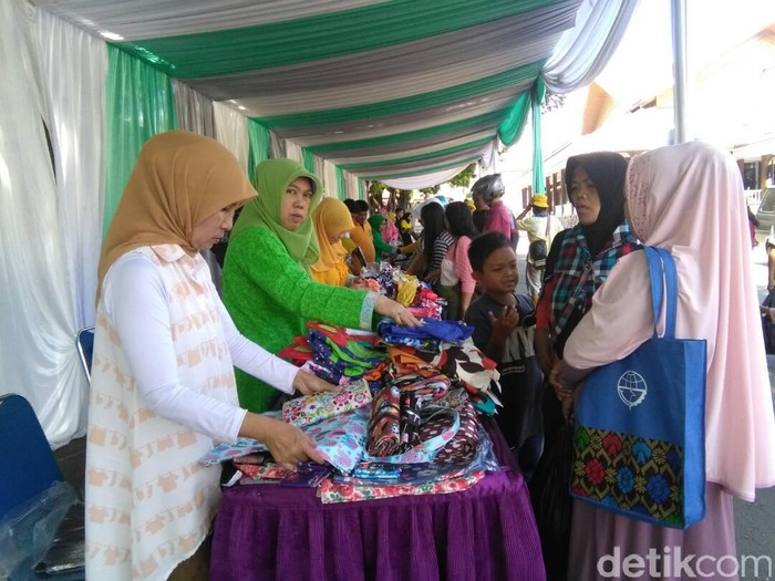 Duafa dan Srikandi Kuning Buru Baju Murah di Bazar Pemkab Garut