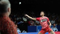 Setelah unggul 11-9 saat interval, permainan cantik Tontowi/Liliyana kian tak terbendung. alhasil, Lima angka beruntun direbut Tontowi/Liliyana untuk memimpin 18-11. Gim pertama akhirnya dimenangi Tontowi/Liliyana dengan skor 21-12. 