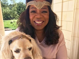 Cute! Gaya Kembar Wonder Woman ala Oprah Winfrey dan Anjingnya