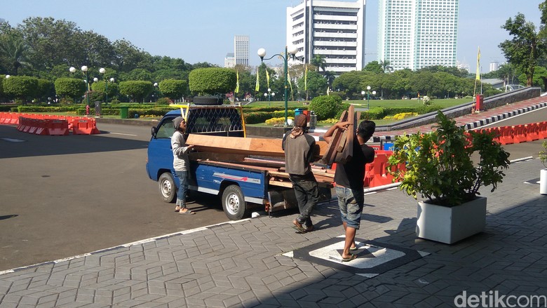 Balok-balok Kayu Diangkut dari Lokasi Kebakaran di DPR Balok-balok Kayu Diangkut dari Lokasi Kebakaran di DPR