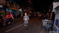 Rute lari malam itu menyusuri perkampungan di 6 RW di Kelurahan Putat Jaya yang dulunya sebagian adalah wisma esek-esek.