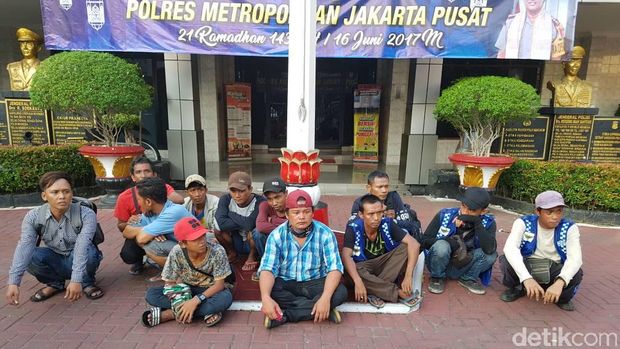Polisi melakukan razia preman di kawasan Senen, Jakarta Pusat.