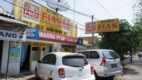 Saat ini, warung Pian dikelola oleh dua orang kakak beradik. Yaitu ada Budi Santoso (47) dan Budi Raharjo (45). Mereka adalah generasi ketiga pendiri warung ini. Foto: detikcom/Imam Suripto