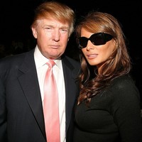 Momen ini diabadikan ketika Donald Trump dan Melania Trump menghadiri Oscar De La Renta Spring 2005. Kala itu, Donald Trump tampil catchy dengan dasi pink. Foto: Thos Robinson/Getty Images