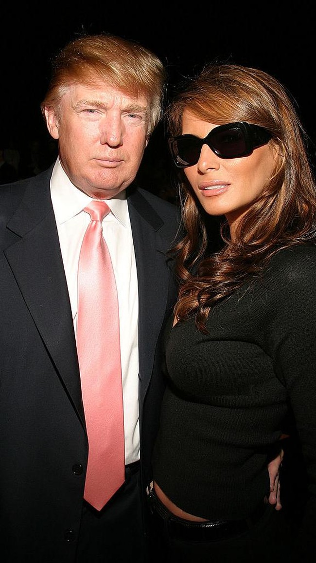 Momen ini diabadikan ketika Donald Trump dan Melania Trump menghadiri Oscar De La Renta Spring 2005. Kala itu, Donald Trump tampil catchy dengan dasi pink. Foto: Thos Robinson/Getty Images