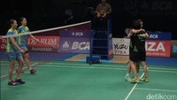 Pasangan ganda putri China, Chen Qingchen dan Jia Yifan senang usai mengalahkan pasangan ganda putri Korea Selatan Chang Ye Na dan Lee So Hee 21-19 15-21 21-10.