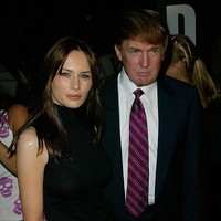 Ketika menjadi tamu di acara fashion show Oscar de la Renta Spring/Summer 2003, Donald Trump juga berpenampilan resmi memakai jas dan dasi panjang bergaris warna marun. Foto: Matthew Peyton/Getty Images