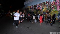 Dolly Night Fun Run 2017 ini digelar Komunitas Bicara Surabaya kerjasama dengan Pemkot Surabaya dan Polrestabes Surabaya 