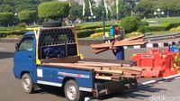 Balok-balok Kayu Diangkut dari Lokasi Kebakaran di DPR