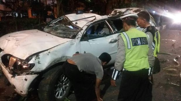 Meski mobil rusak parah, pengemudinya selamat