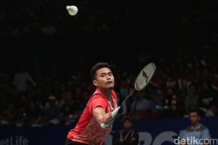 Owi Butet Menjuarai Ganda Campuran BCA Indonesia Open 2017

Pebulutangkis ganda campuran Indonesia Tontowi Ahmad/Liliana Natsir menghadapi ganda campuran dari China Zheng Siwei/Chen  Qingchen dalam babak final BCA Indonesia Open 2017 yang digelar di JCC, Jakarta, Minggu (18/06/2017). Owi/Butet berhasil menjadi juara BCA Indonesia Open 2017 dikelas ganda campuran setelah mengalahkan pasangan China dalam 2 set langsung 22-20 21-15. Grandyos Zafna/detikcom