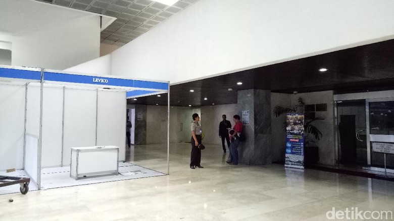 Polisi Cek Lokasi Kebakaran di Gedung Nusantara II DPR/MPR Polisi Cek Lokasi Kebakaran di Gedung Nusantara II DPR/MPR
