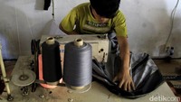 Perajin sarung Majalaya, Bandung merampungkan permintaan yang meningkat menjelang Idul Fitri 1438 H. (Foto: Wisma Putra/detikcom)
