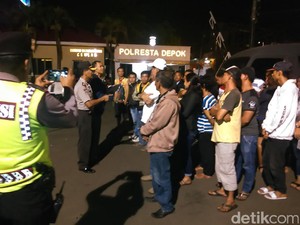 Petugas Gabungan Razia Preman di Depok, 81 Orang Diamankan