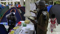 Selain tingginya minat dan atensi jemaah, sisi bagusnya dari menjemput lailatul qodar di Masjid Habiburahman ini adalah syahdu dan khusyuknya shalat berjamaah qiyamulail dengan 8 rakaat tarawih dan 3 rakaat witir. (Foto: Wisma Putra/detikcom)