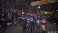 Kapolrestabes Surabaya Kombes Pol M. Iqbal dan Kajari Surabaya Didik Farkhan ikut lari di Dolly Night Fun Run 2017.