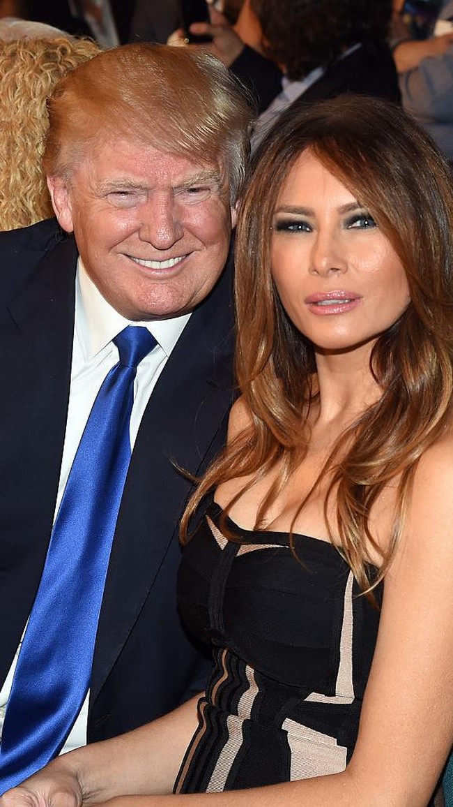 Jika sebelumnya Donald Trump pernah menggunakan dasi panjang warna biru kali ini yang lebih elektrik menjadi pilihan. Sementara Melania di sisinya mengenakan strapless dress warna hitam. Foto: Ethan Miller/Getty Images