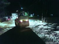 Perbaikan jalan berlubang di Kota Sukabumi jelang arus mudik Lebaran.