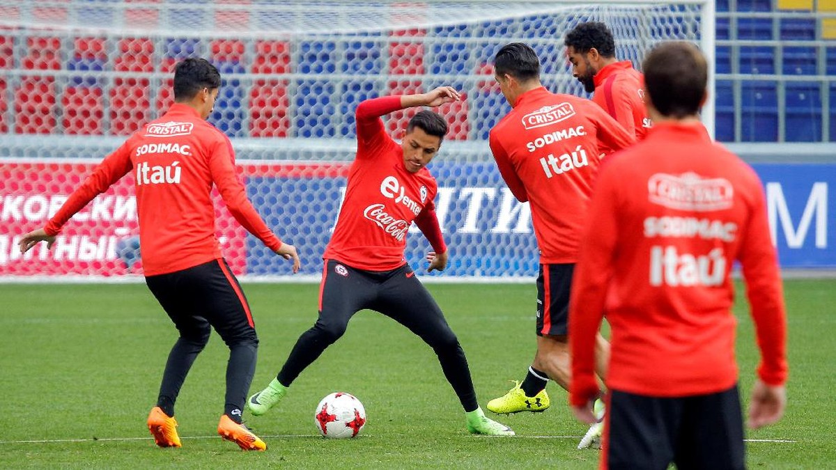 Alexis Sanchez mengalami cedera pergelangan kaki saat latihan bersama timnas Chile (Foto: REUTERS/Maxim Shemetov)