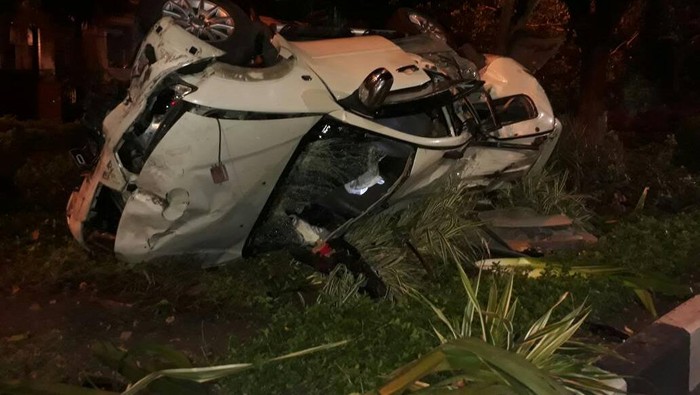 Pajero Rusak Parah Terguling di Kertajaya, Pengemudi Selamat