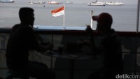Bersantai di kapal yang melintasi Selat Sunda.