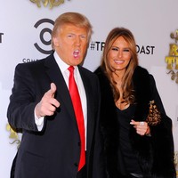 Dasi merah menjadi pilihan Donald Trump ketika datang ke Comedy Central Roast Of Donald Trump bersama Melania. Foto: Andrew H. Walker/Getty Images