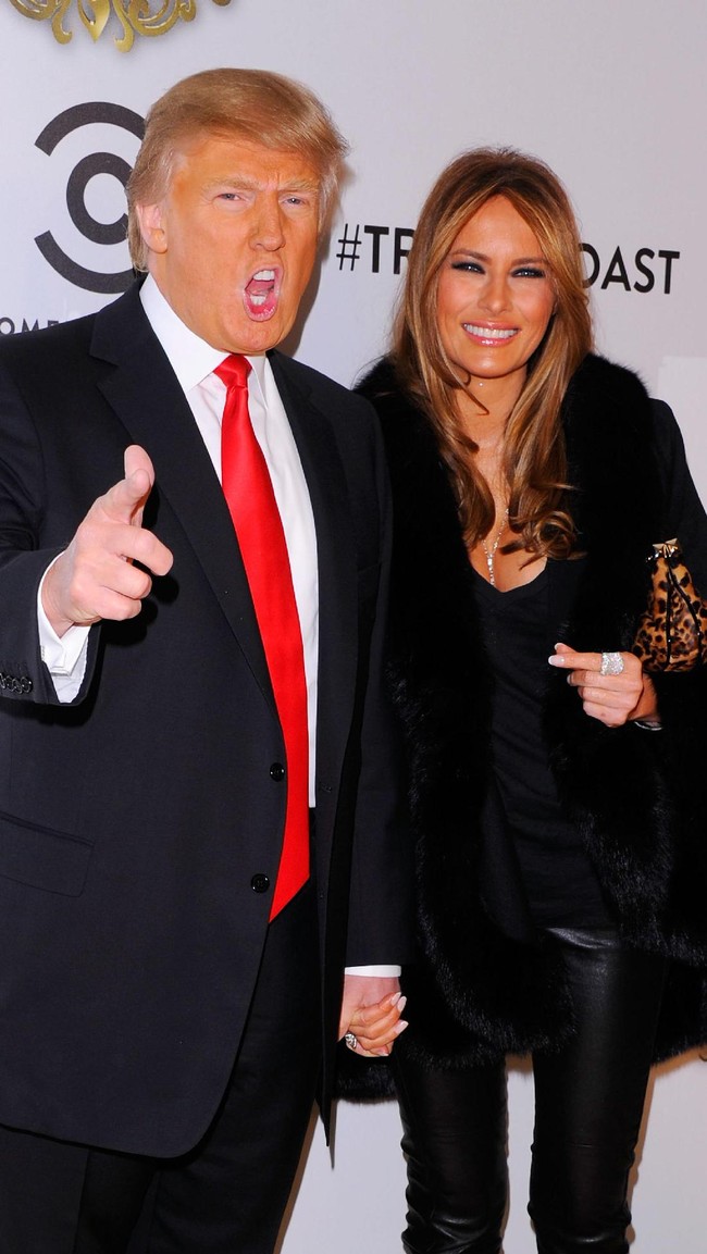 Dasi merah menjadi pilihan Donald Trump ketika datang ke Comedy Central Roast Of Donald Trump bersama Melania. Foto: Andrew H. Walker/Getty Images