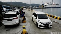 Penyeberangan Merak-Bakehauni masih terlihat normal. Diperkirakan puncak arus mudik di pelabuhan ini pada H-3 lebaran atau Rabu (21/6). 