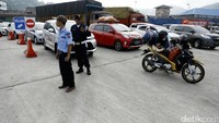 Petugas mengatur arus lalu-lintas sebelum memasuki kapal. 