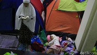 Agar dapat slot tenda ini harus daftar jauh hari ke pengurus masjid. Tahun ini, lokasi tenda tersebut sudah habis dari 29 Mei 2017 atau hari ke-3 Ramadan. (Foto: Wisma Putra/detikcom)
