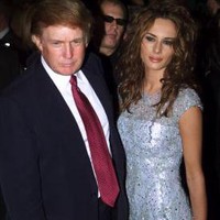 Penampilan di tahun 2000, saat Donald Trump belum menjadi presiden. Ia meggunakan dasi bercorak tipis dengan warna magenta yang elegan. Foto: Scott Gries/Getty Images