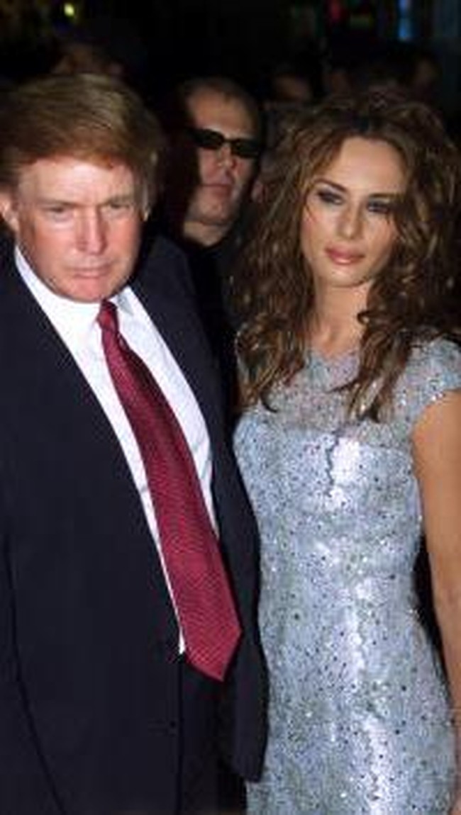Penampilan di tahun 2000, saat Donald Trump belum menjadi presiden. Ia meggunakan dasi bercorak tipis dengan warna magenta yang elegan. Foto: Scott Gries/Getty Images