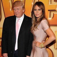 Untuk tampil serasi, Donald Trump menggunakan dasi merah muda yang senada seperti dress istrinya, Melania Trump. Foto: Theo Wargo/Getty Images