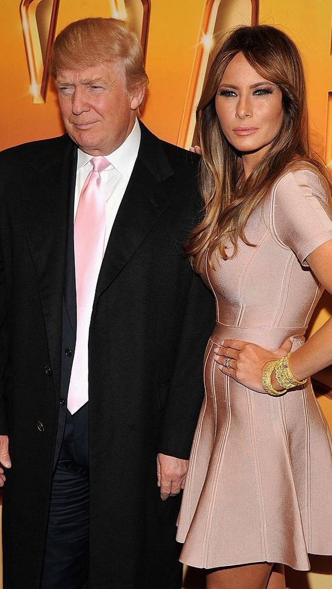 Untuk tampil serasi, Donald Trump menggunakan dasi merah muda yang senada seperti dress istrinya, Melania Trump. Foto: Theo Wargo/Getty Images