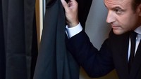 Presiden Macron yang baru dilantik pertengahan Mei lalu keluar bilik suara dalam pemilu parlemen. Pemilu Perancis diawali pemilu presiden terlebih dahulu sebelum pemilihan anggota parlemen. (Foto: REUTERS/Christophe Archambault).
