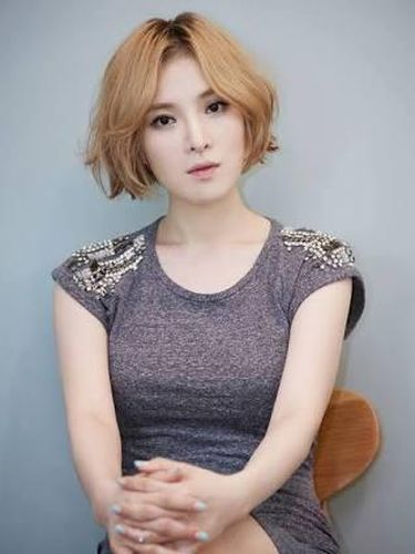 Gummy selebriti operasi plastik