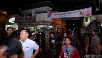 Sebanyak 1.200 pelari mengikuti Dolly Night Fun Run 201, di Surabaya, Sabtu (17/6/2017) malam. 