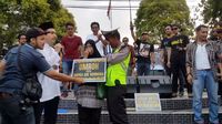 Warganet Cipanas Berangkatkan Umrah Bripka Ase Polisi 'Legendaris'