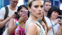 Scarlett Johansson juga sengaja menata rambutnya bergaya klimis (Jamie McCarthy/Getty Images for SVEDKA Vodka)
