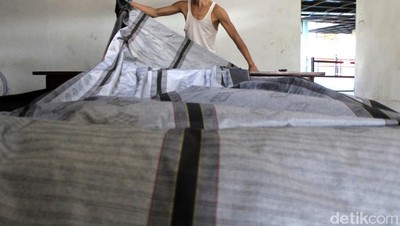 Permintaan Sarung Meningkat Jelang Idul Fitri 1438 H