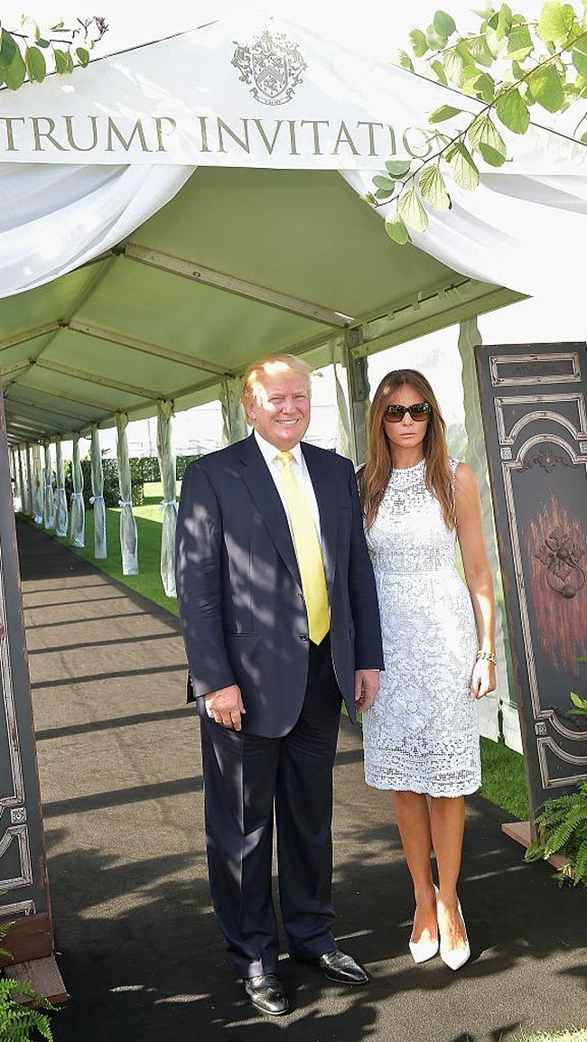 Dasi kuning yang menghiasi penampilan Donald Trump bersama Melania saat menghadiri Trump Invitational Grand Prix Mar-a-Lago Club di Florida. Foto: Gustavo Caballero/Getty Images
