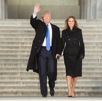 Berbeda dengan momen kali ini ketika Donald Trump memakai dasi biru muda saat menggandeng Melania yang berbaju serba hitam. Foto: Chris Kleponis-Pool/Getty Images