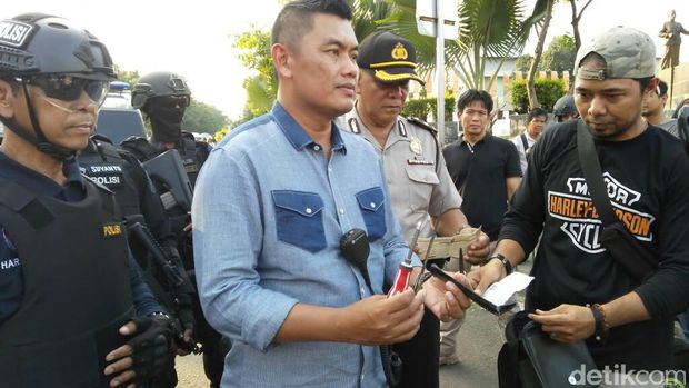 Polisi melakukan razia preman di kawasan Senen, Jakarta Pusat.