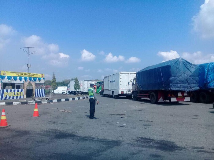Kendaraan Pengangkut Barang Dominasi Jalur Mudik Cirebon